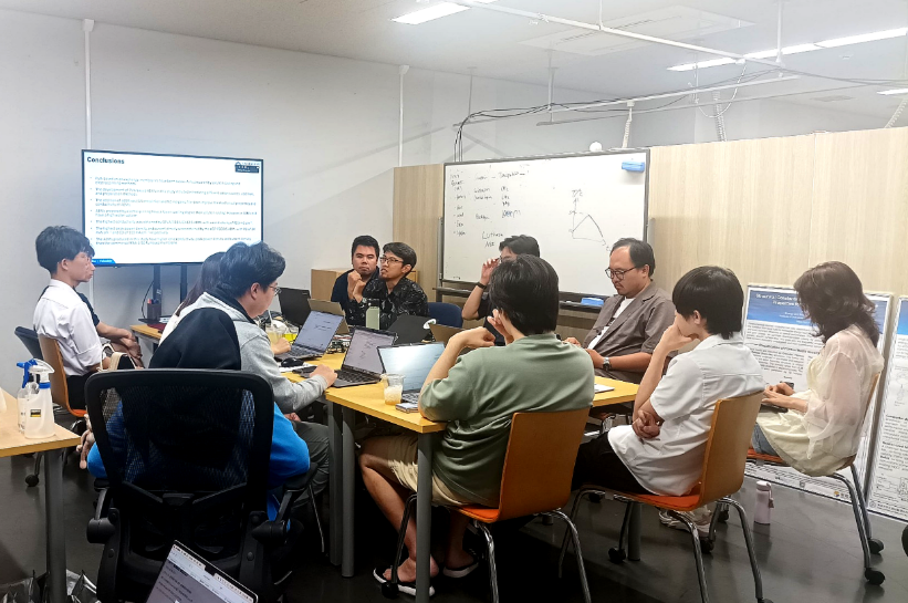 Dr.techn. Asep Muhamad Samsudin, S.T., M.T. (tengah, batik hitam) saat memperkenalkan topik risetnya di hadapan tim riset Prof. Dr.Eng. Muhammad Aziz di Energy and Process Integration Laboratory, Institute of Industrial Science, The University of Tokyo.